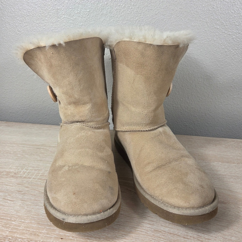 UGG Bailey Button Short Boots Women's 8 Sand Sheepskin Suede Winter